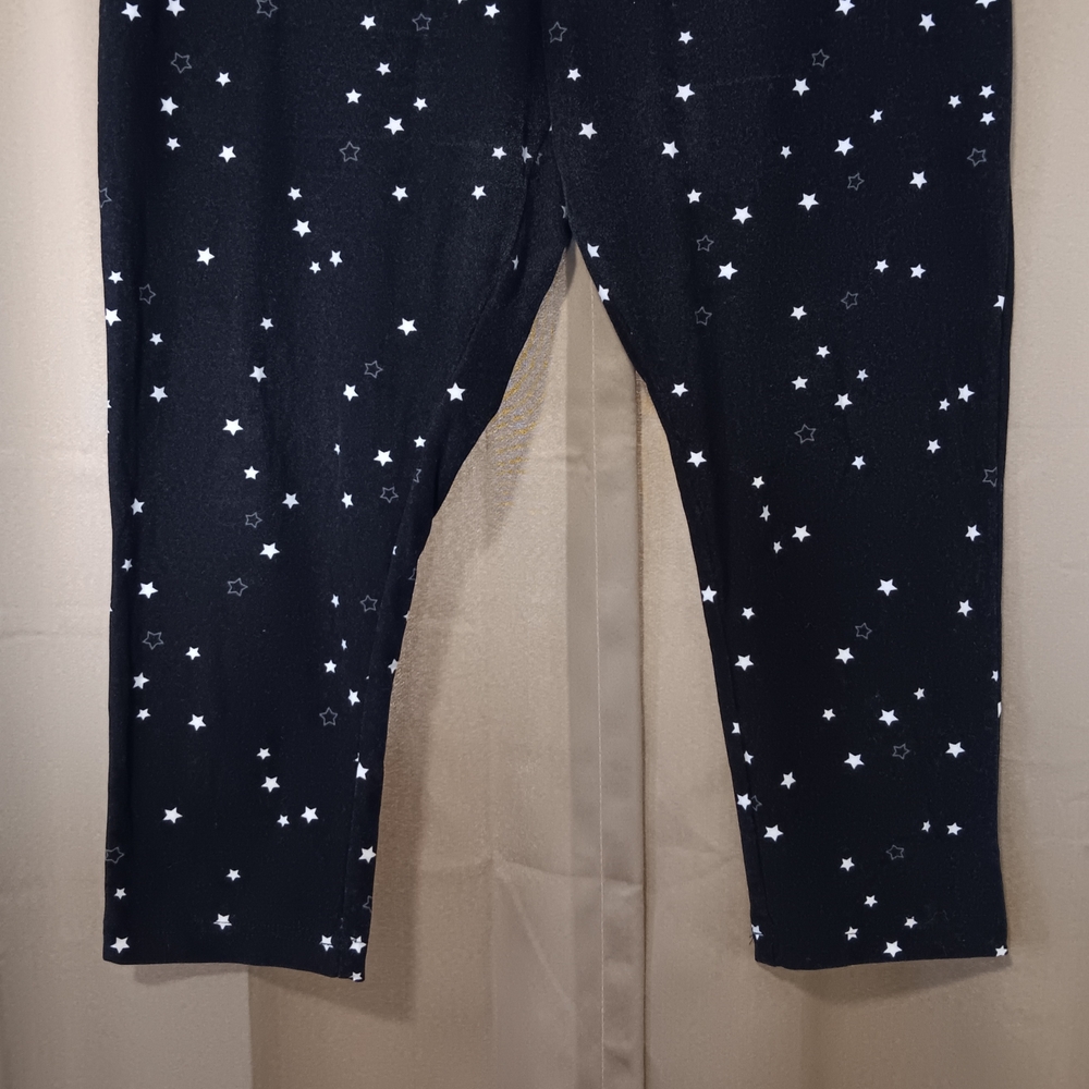 Terra & Sky Black Star Pattern Capri Leggings - Picture 3 of 9